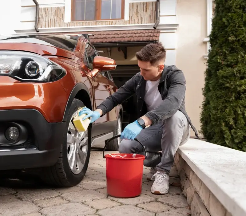 Lavage auto à domicile Barville-en-Gâtinais : professionnel intervenant sur un véhicule